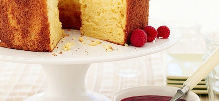Gâteau éponge de Pâques à l’orange avec sauce aux framboises