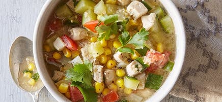 Soupe au poulet avec quinoa, maïs et courgettes