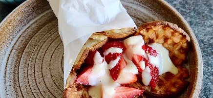 Våffelwraps med vaniljsås och jordgubbar
