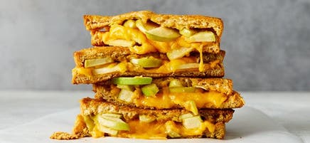 Sandwich grillé au fromage avec pommes et cheddar