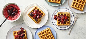 Belgische wafels met eenvoudige citroen-bosvruchtencompote