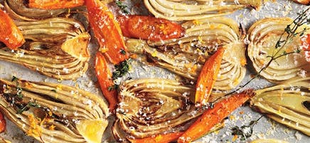 Fenouil et carottes sur la plaque avec pecorino, orange et thym