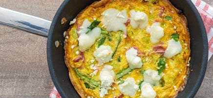 Frittata au jambon et au fromage de chèvre avec légumes de printemps