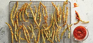 Sperziebonenfrietjes uit de Airfryer met tomatensaus