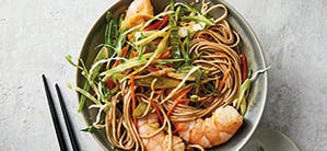 Sobasalade met scampi's en savooiekool
