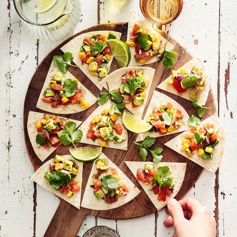 Chips de tortillas avec maïs et sauce à l’avocat