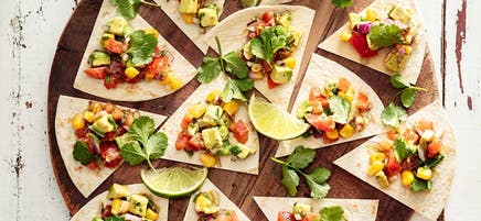 Tortillachips mit Mais und Avocadosauce