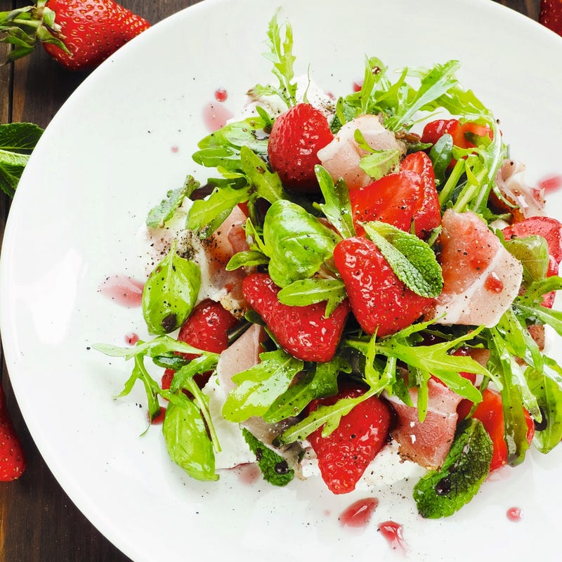 Foto van Salade met gerookte ham en aardbeien door WW