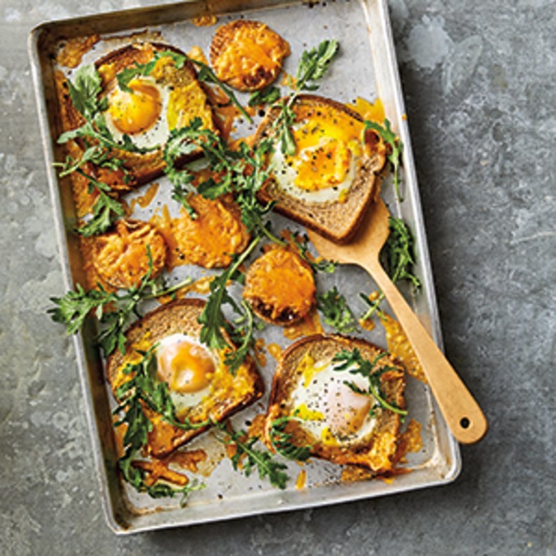 Foto van Ei in brood van de bakplaat met kaas door WW