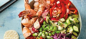 Regenboogkleurige poké bowls met pittige sesamdressing