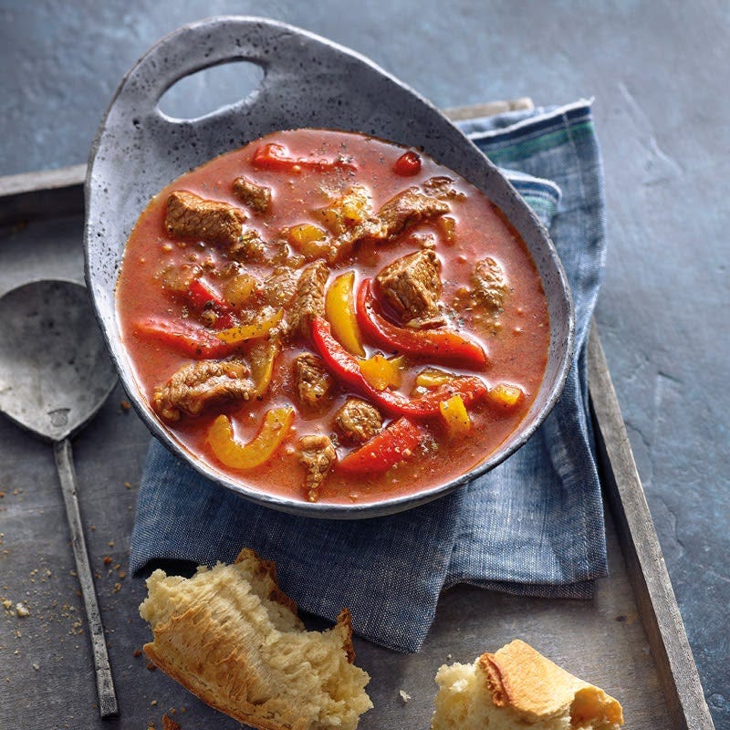 Scharfe Gulaschsuppe mit Paprika