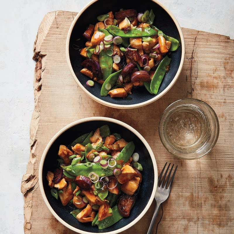 Hähnchen-Auberginen-Pfanne mit Zuckererbsenschoten