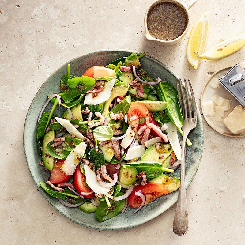 Salade d’épinards aux avocats et aux lardons