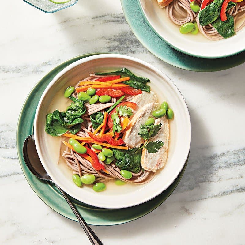 Hähnchen-Gemüse-Suppe mit Sobanudeln