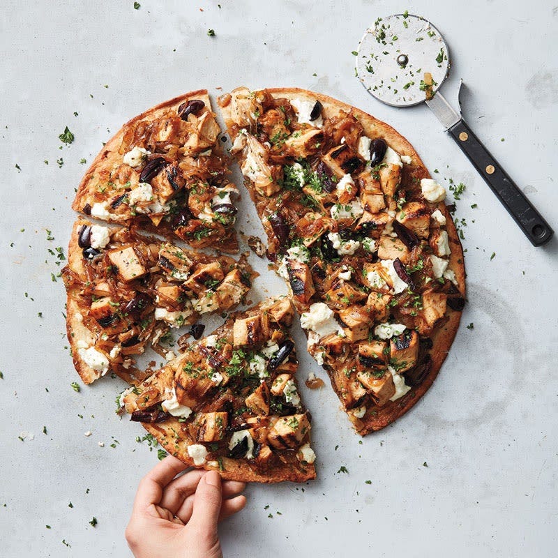 Hähnchen-Zwiebel-Pizza mit Ziegenkäse