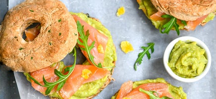 Lachs-Bagel mit Avocado