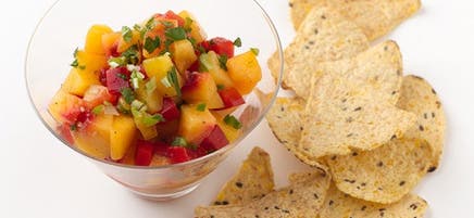 Salsa aux pêches avec croustilles de tortilla