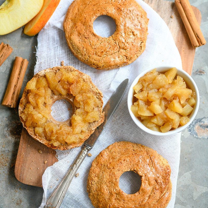 Zimt-Bagel mit Apfelkompott