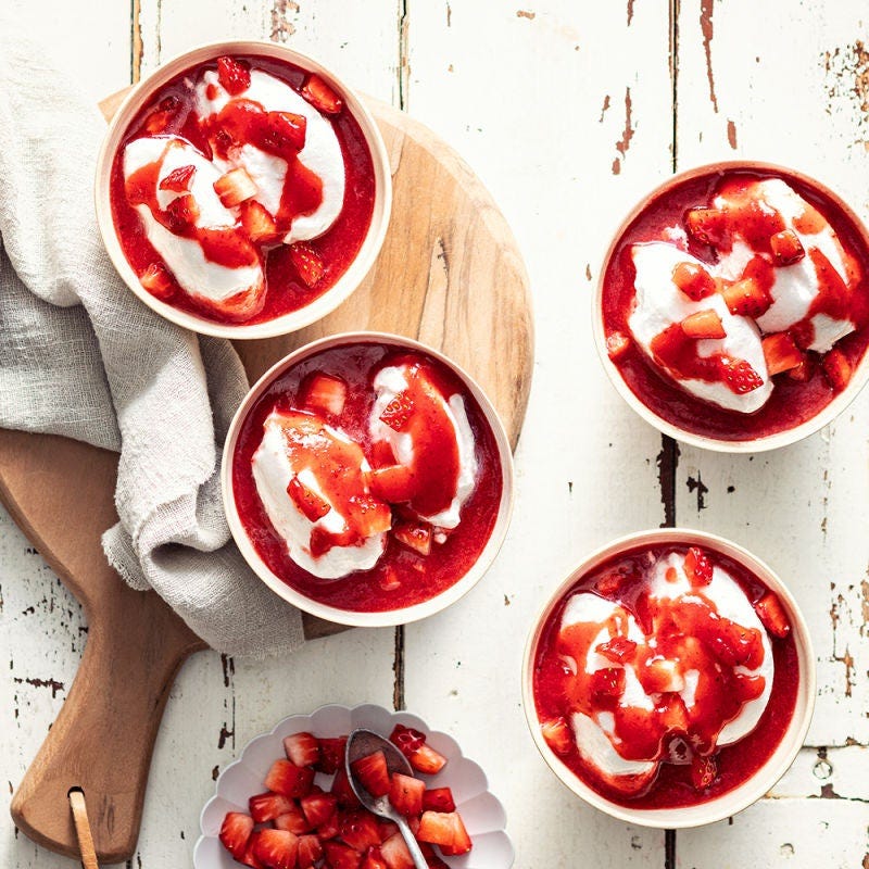Œufs à la neige au coulis de fraise