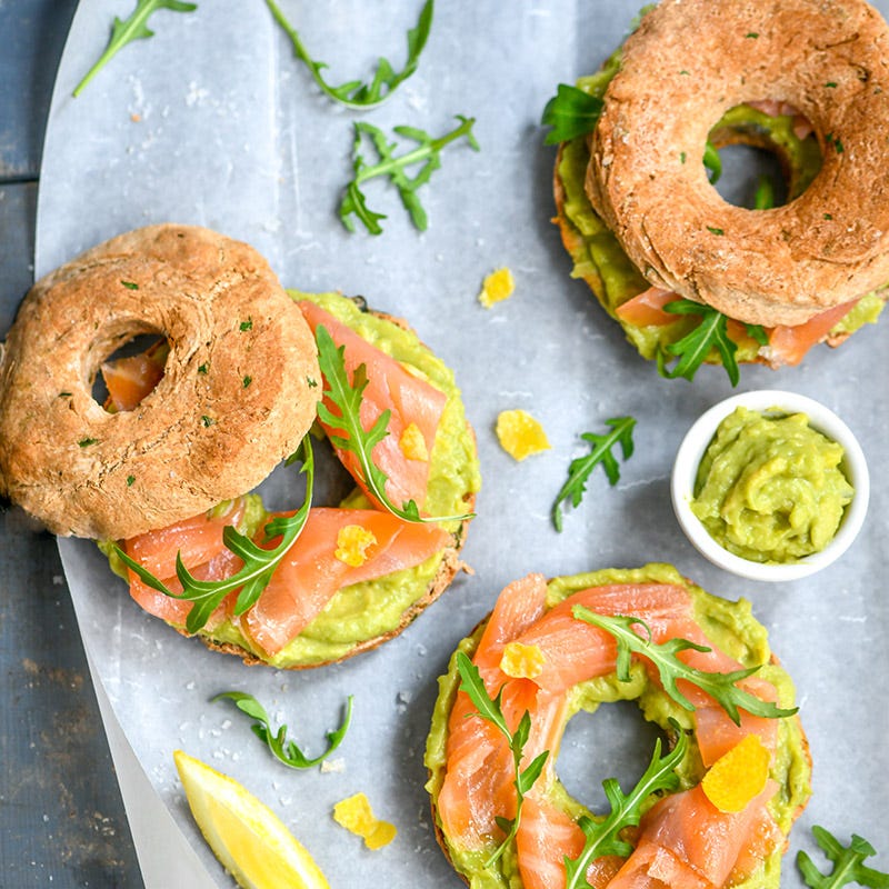Lachs-Bagel mit Avocado