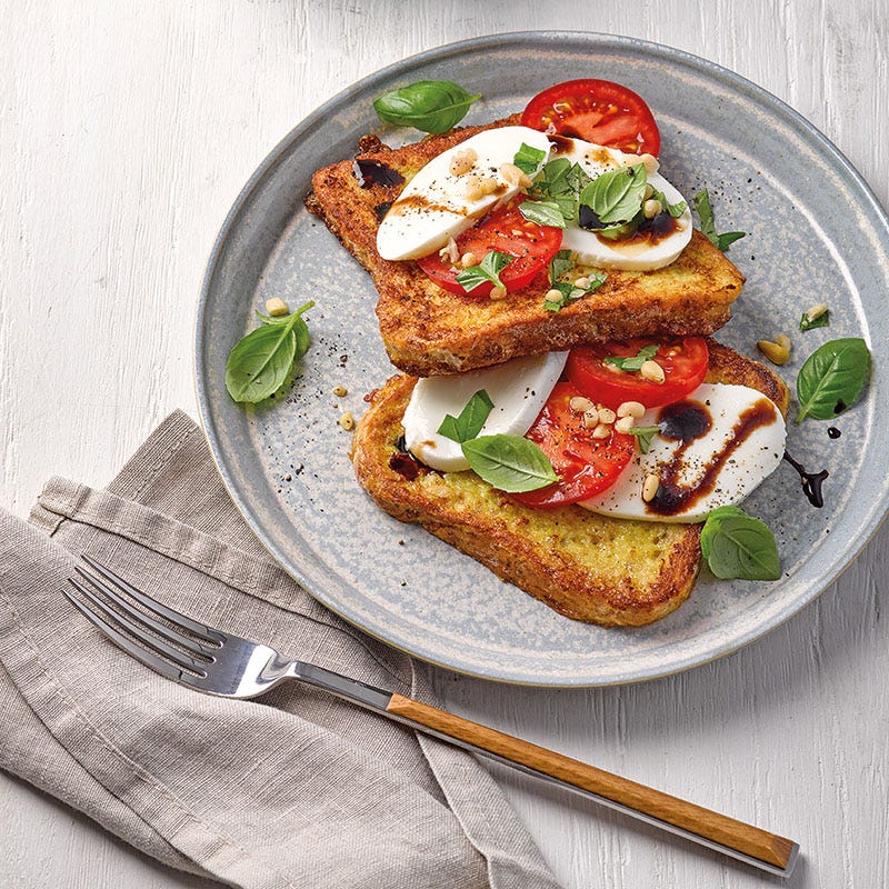 Pikanter French Toast mit Tomate-Mozzarella