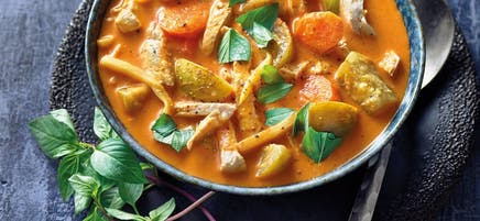 Kokossuppe mit Geflügelstreifen