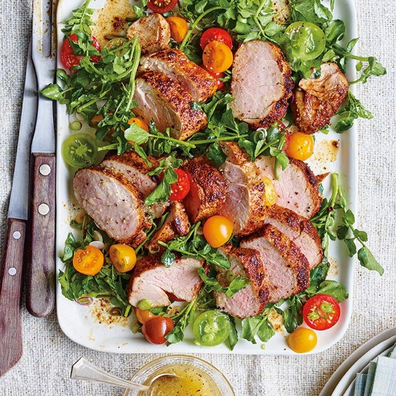 Würziger Krustenbraten auf Salat