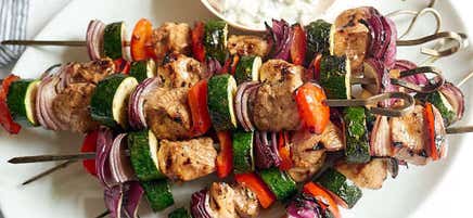 Brochettes de poulet et de légumes grillés avec tzatziki