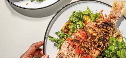 Vivaneau grillé avec limes carbonisées et sauce piquante