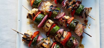Brochettes de poulet grillé avec salsa à la mangue et à l’avocat
