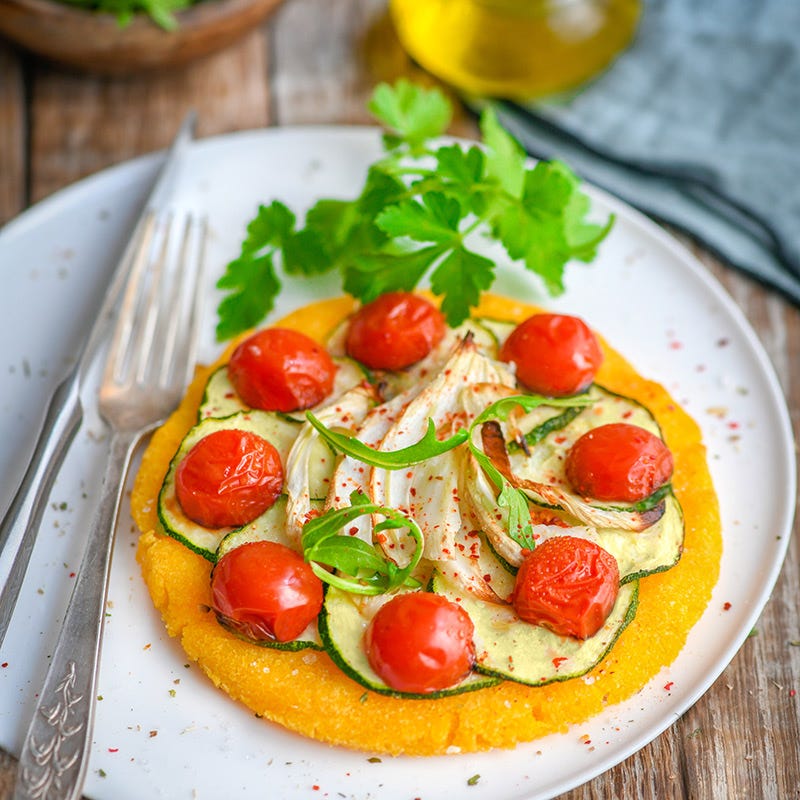 Polenta-Pizza mit Zucchini