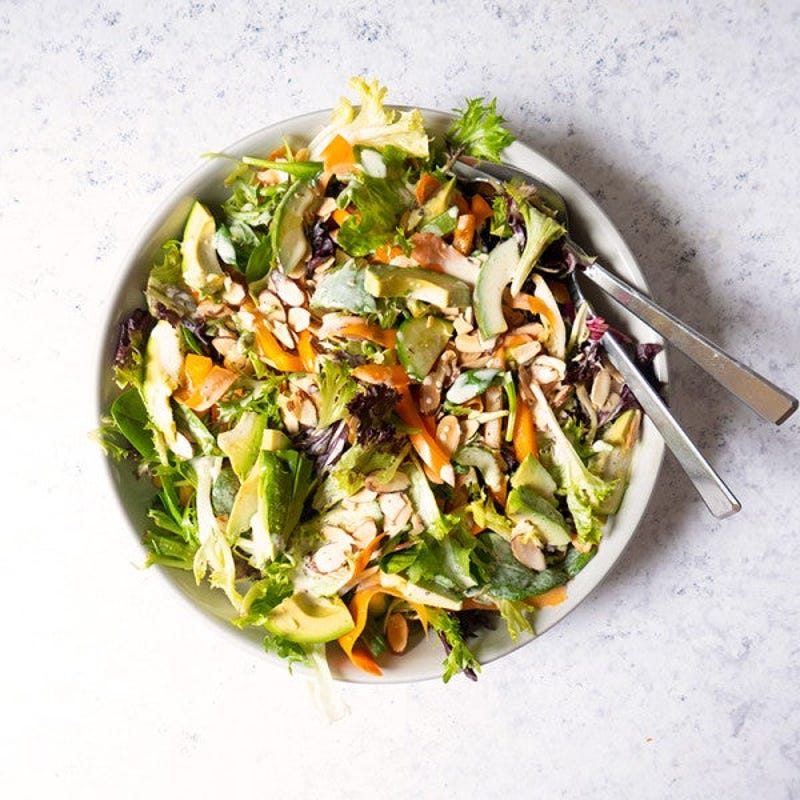 Photo de Salade débordante de légumes aux amandes et à l’avocat par WW