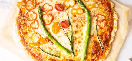Jardin sur pizza faite de pâte à deux ingrédients