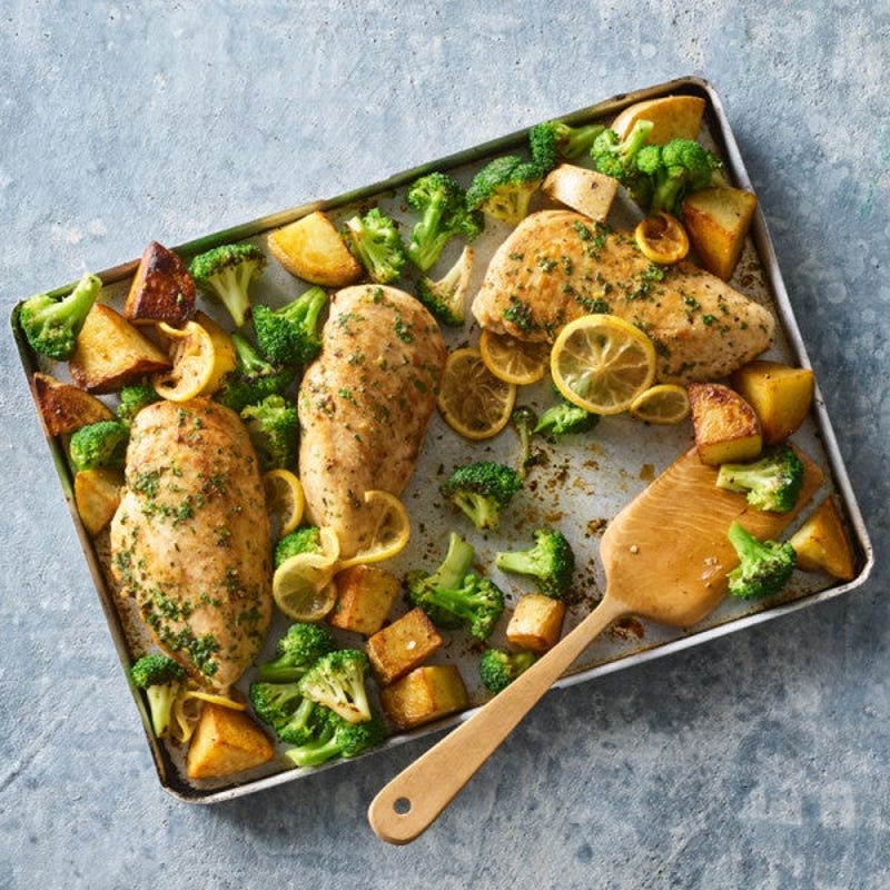 Photo de Plat de poulet, brocoli et pommes de terre au citron et aux fines herbes cuit sur la plaque par WW