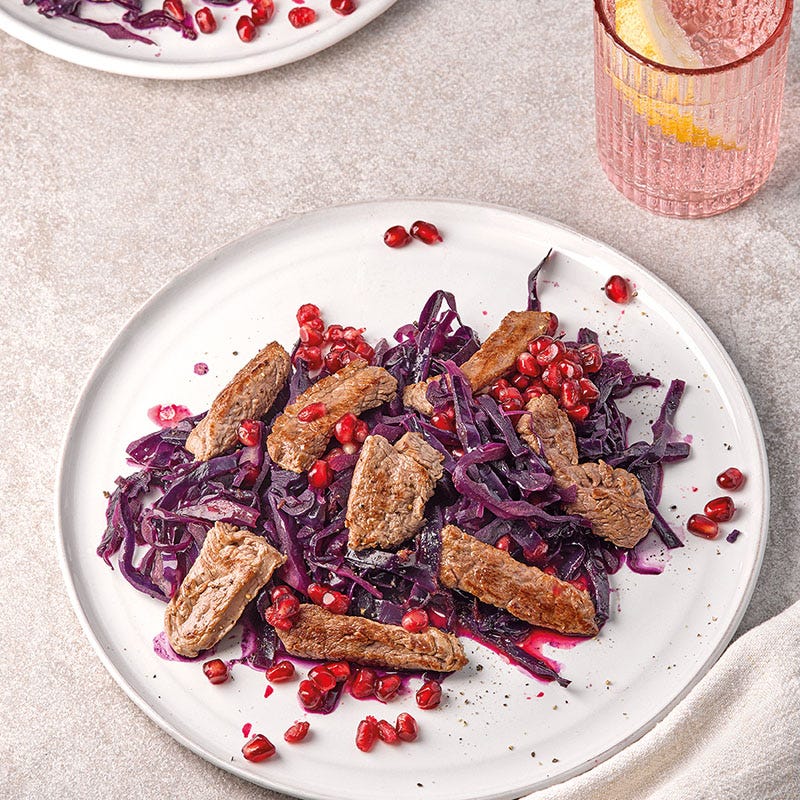 Afrikanisches Rotkohlgemüse mit Rinderfilet