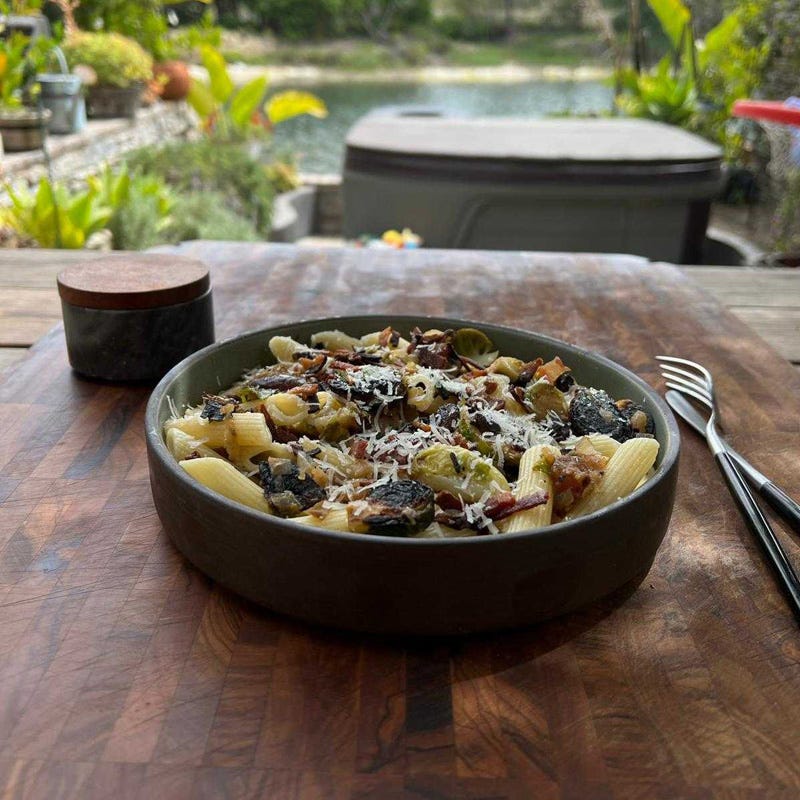 Pasta mit Rosenkohl und Datteln