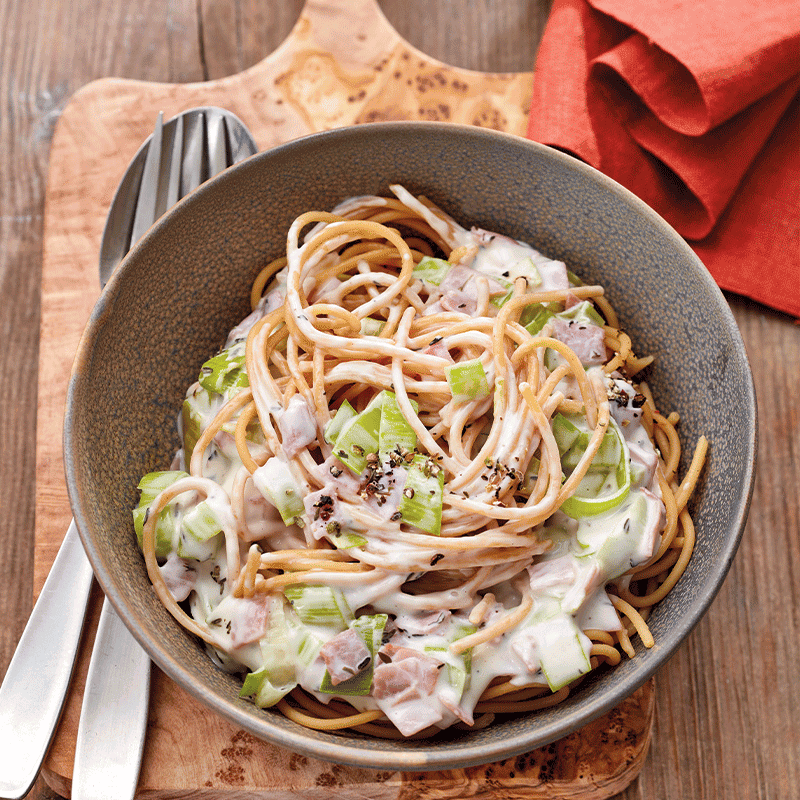 Pasta with leek and ham sauce