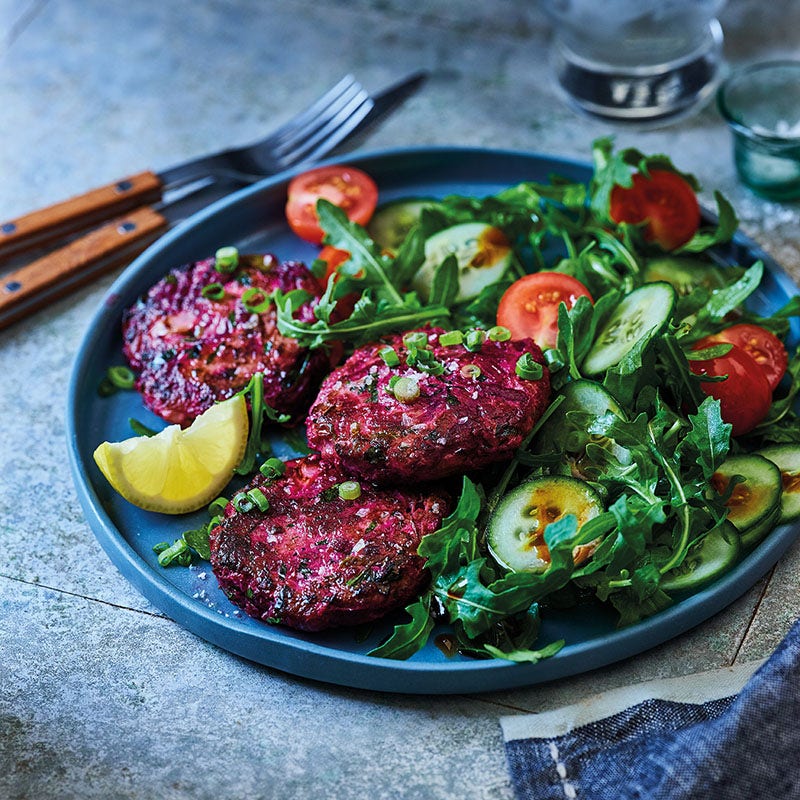 Rote-Bete-Frikadellen mit Salat