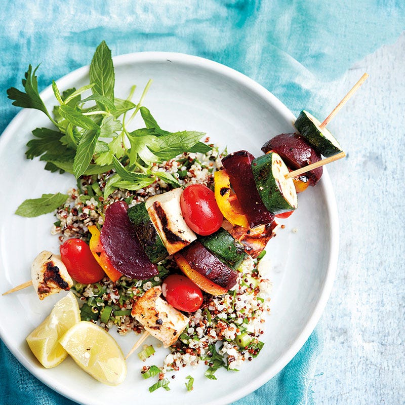 Halloumi-Gemüse-Spieße mit Quinoasalat