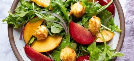 Salade de fruits d’été avec boules de fromage de chèvre à la friteuse à convection