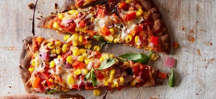Pizza végétarienne d’été sur pain pita
