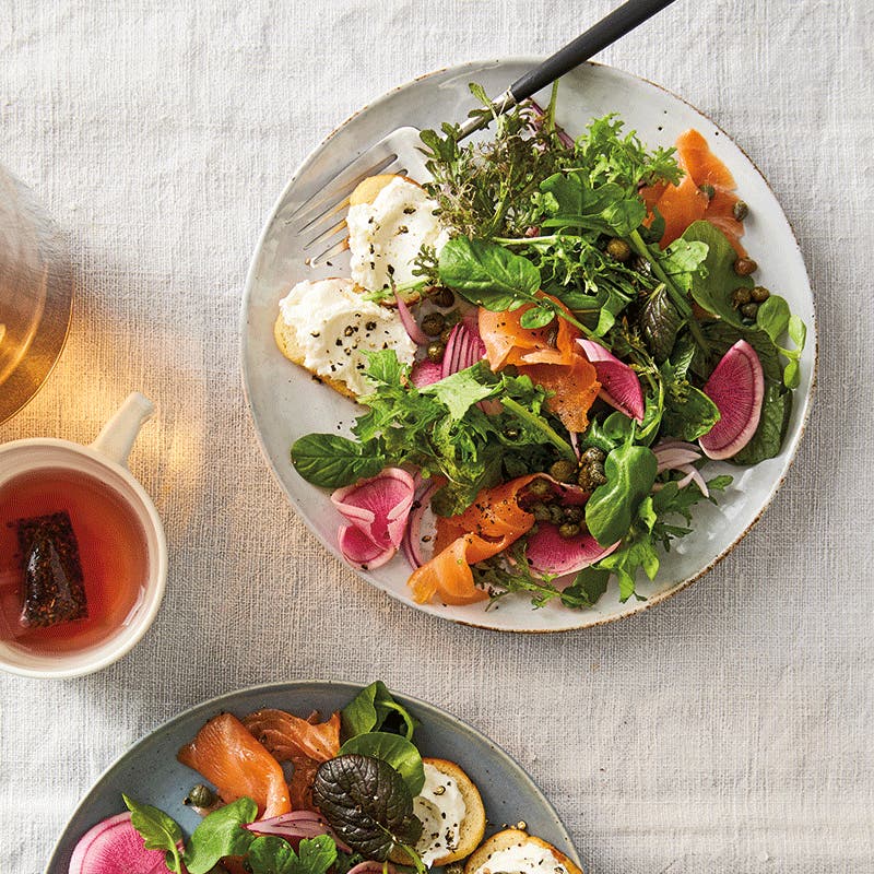 Smoked salmon salad with bagel crisps