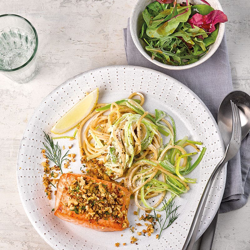 Lachs mit Nusstopping und Zitronen-Lauch-Pasta