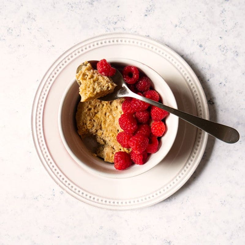 Photo de Gâteau à la banane et à l’avoine cuit au micro-ondes, garni de framboises fraîches par WW
