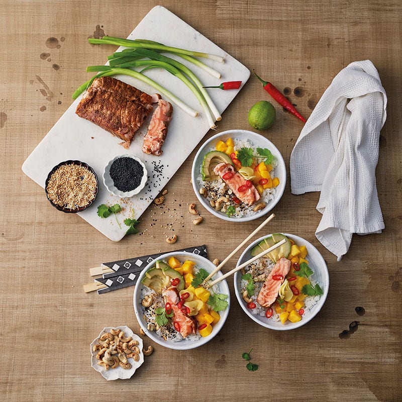 Poké-Bowl mit Sesam-Lachs