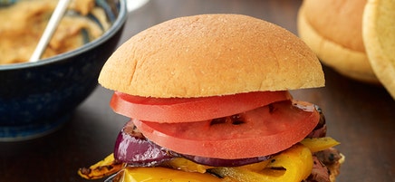 Sandwichs au bifteck de flanc grillé et aux poivrons avec mayonnaise chipotle