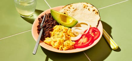 Desayuno tradicional (breakfast plate)