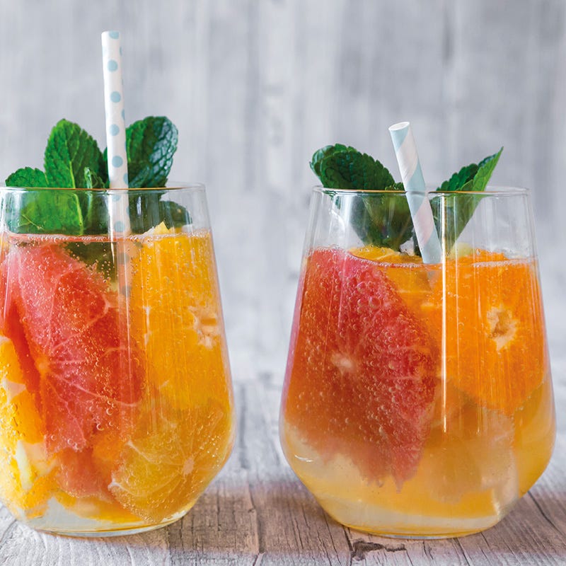 Buntes Orangenwasser mit Minze