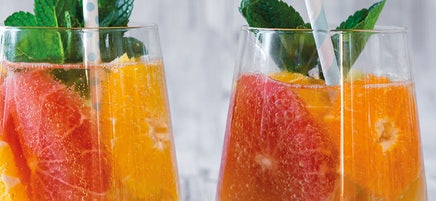 Buntes Orangenwasser mit Minze