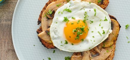 Rôtie aux œufs et aux champignons